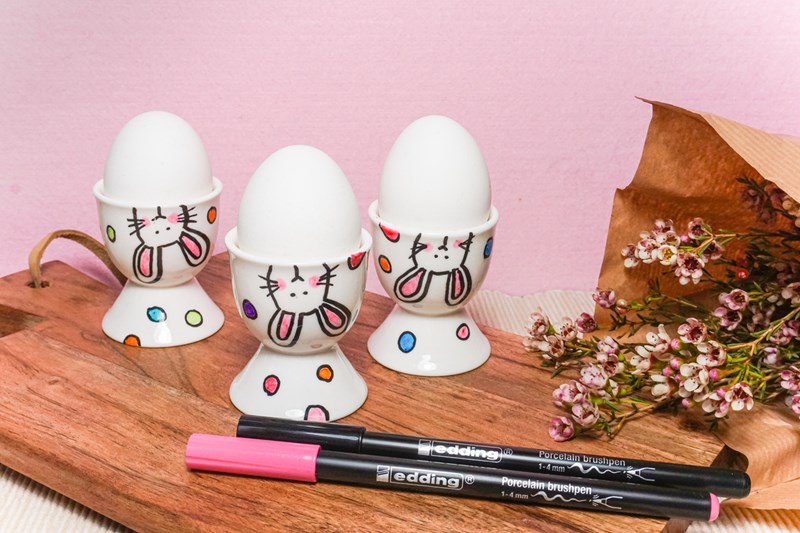 Eierbecher als Oster-Highlight mit edding Porzellanpinselstiften gestalten