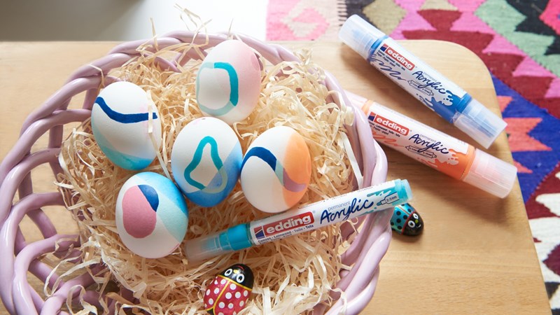 Ostereier in fröhlichen Farben mit edding Acrylmarkern