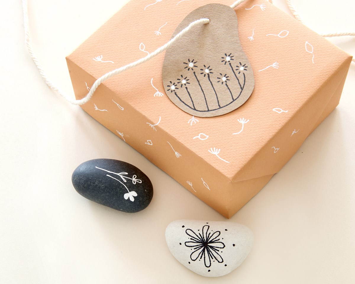 edding 5500 Acrylmarker extra fein schwarz + weiß, 2er Set, Rundspitze 0,7-1 mm (Art.-Nr.: 4-5500-2)