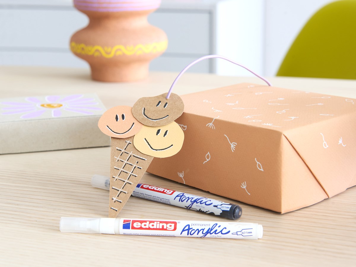 edding 5500 Acrylmarker extra fein schwarz + weiß, 2er Set, Rundspitze 0,7-1 mm (Art.-Nr.: 4-5500-2)