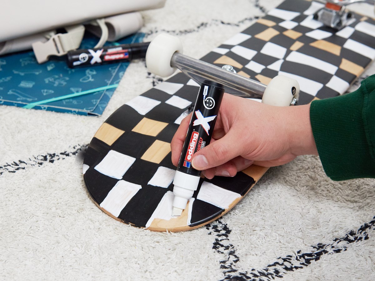 edding 6900 X Multi Marker, Black & White Color Set, 2 Acrylstifte, Keilspitze 2-10 mm (Art.-Nr.: 4-6900-2-1)