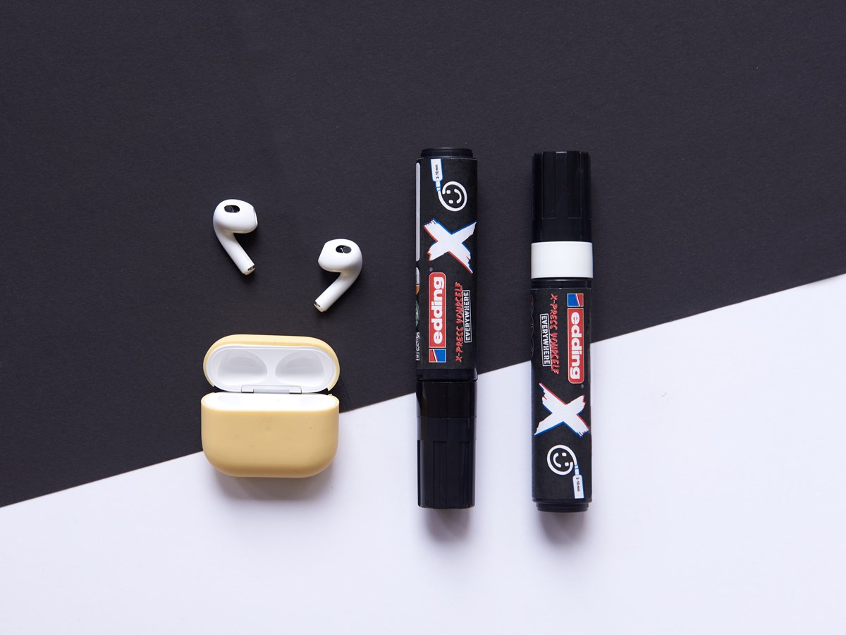 edding 6900 X Multi Marker, Black & White Color Set, 2 Acrylstifte, Keilspitze 2-10 mm (Art.-Nr.: 4-6900-2-1)