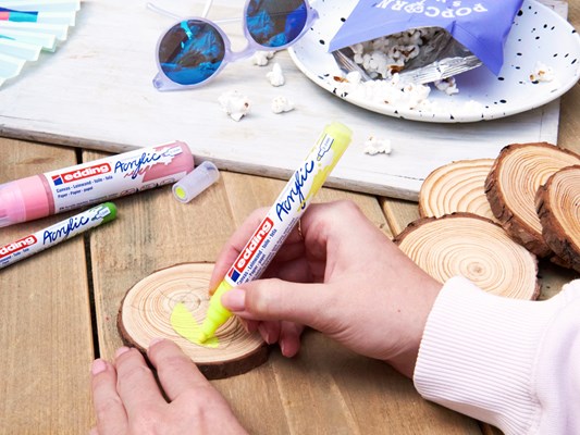 edding 5100 Acrylmarker medium schokoladenbraun, Rundspitze 2-3 mm (Art.-Nr.: 4-5100907)