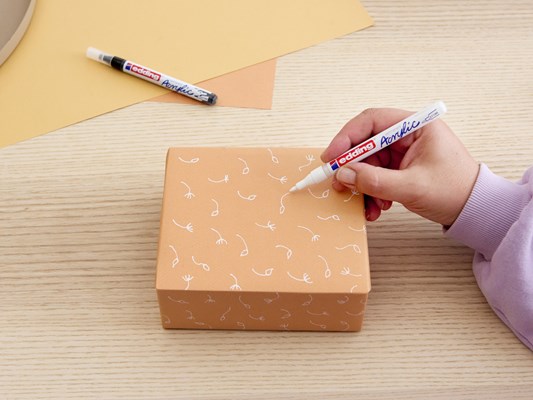 edding 5500 Acrylmarker extra fein schwarz + weiß, 2er Set, Rundspitze 0,7-1 mm (Art.-Nr.: 4-5500-2)